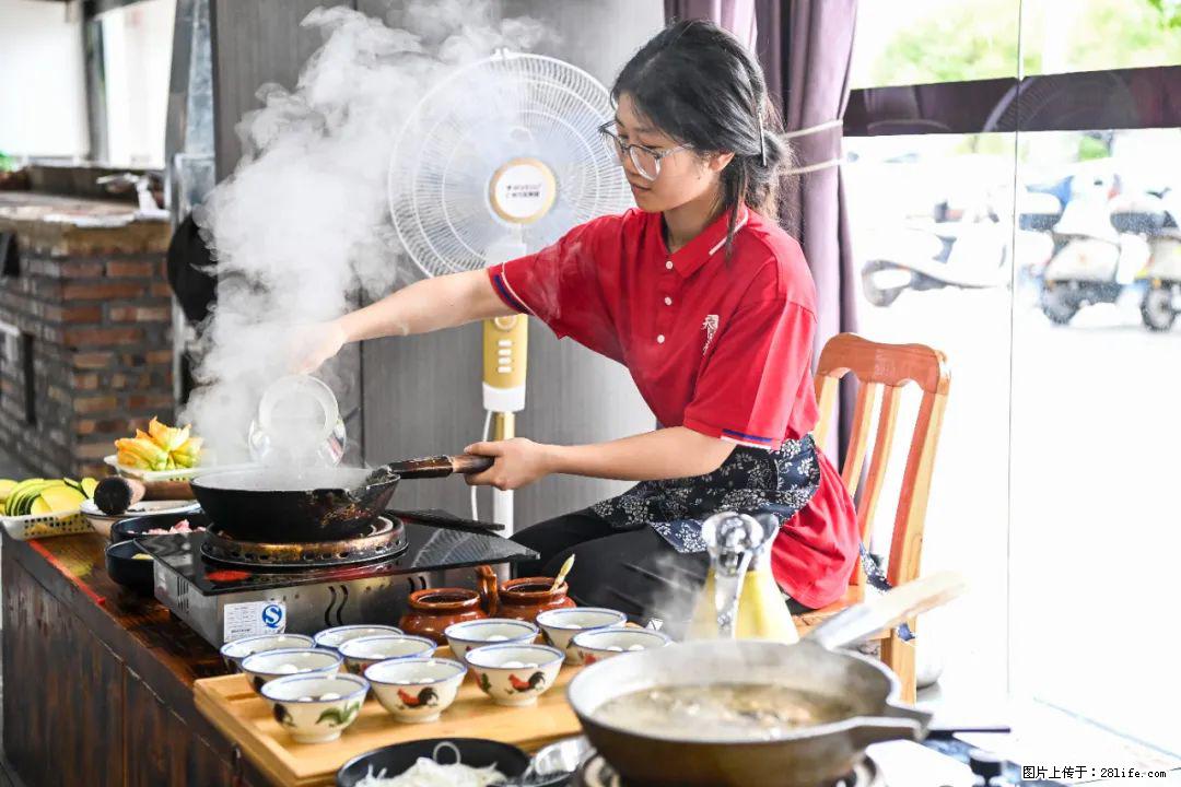 全网追的“扁担女孩”，找了一份暑假工，时薪12元 - 信阳生活资讯 - 信阳28生活网 xy.28life.net